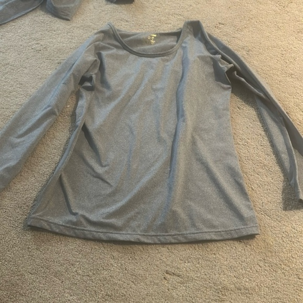 Women’s medium thermal top